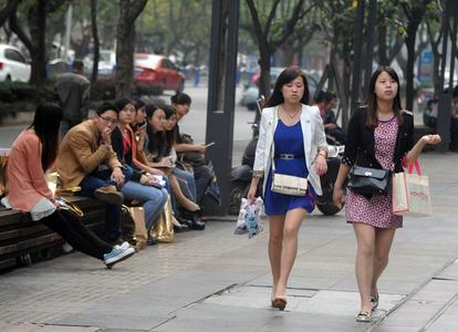 网传小女孩常坐在光棍怀里 当地回应